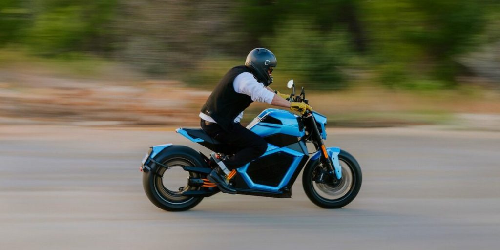 Silenciosa y con récord Guinness: así es la moto eléctrica que desafía el tráfico urbano